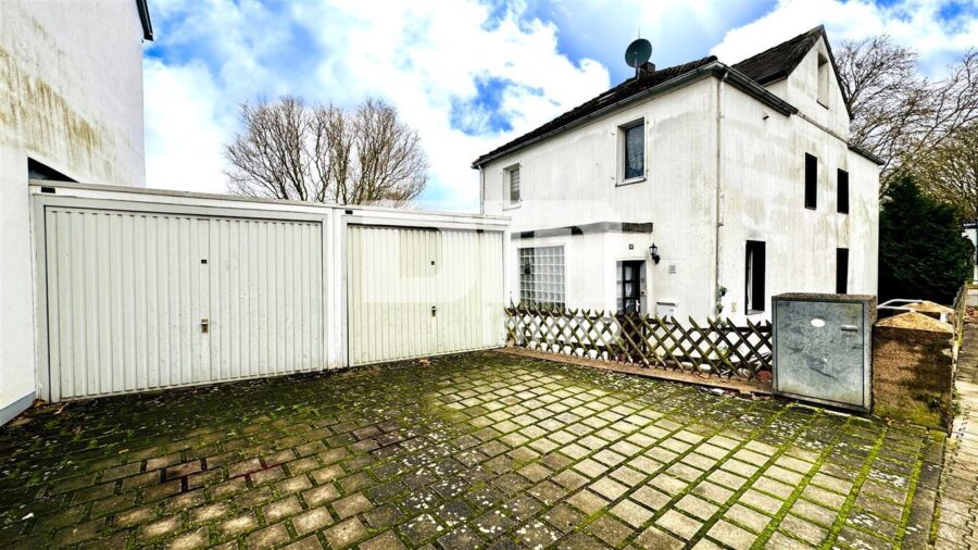 Schönes Ein- bis Zweifamilienhaus mit Gartenbereich, Terrasse + Balkon und Doppelgarage - Frontansicht - Garagen